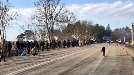 Mehmetçiğin kucağından indirmediği sığınmacı çocuğu Yunan gaza boğdu - EDİRNE