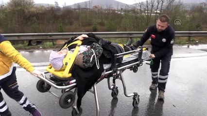 Anadolu Otoyolu'nda bariyerlere çarpan araçtaki 3 kişi yaralandı