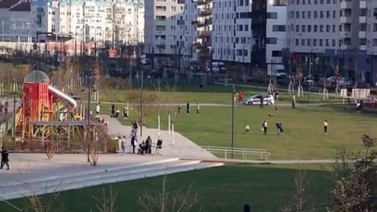 Wiener pfeifen auf Corona-Verbote, Polizei rückt an