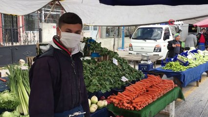 Belediye başkanı Yüksel pazarda maske ve eldiven dağıttı