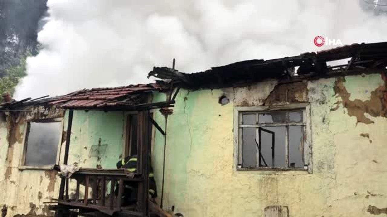 Isınmak için yaktığı ateş metruk binayı küle çevirdi