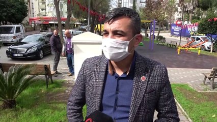 Muhtar mahallesini dezenfekte ediyor