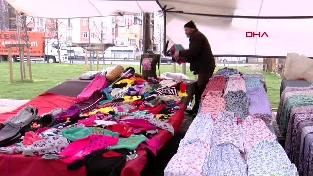 PAZARLARDA KORONAVİRÜSE KARŞI YENİ ÖNLEMLER ALTINDA ALIŞVERİŞ