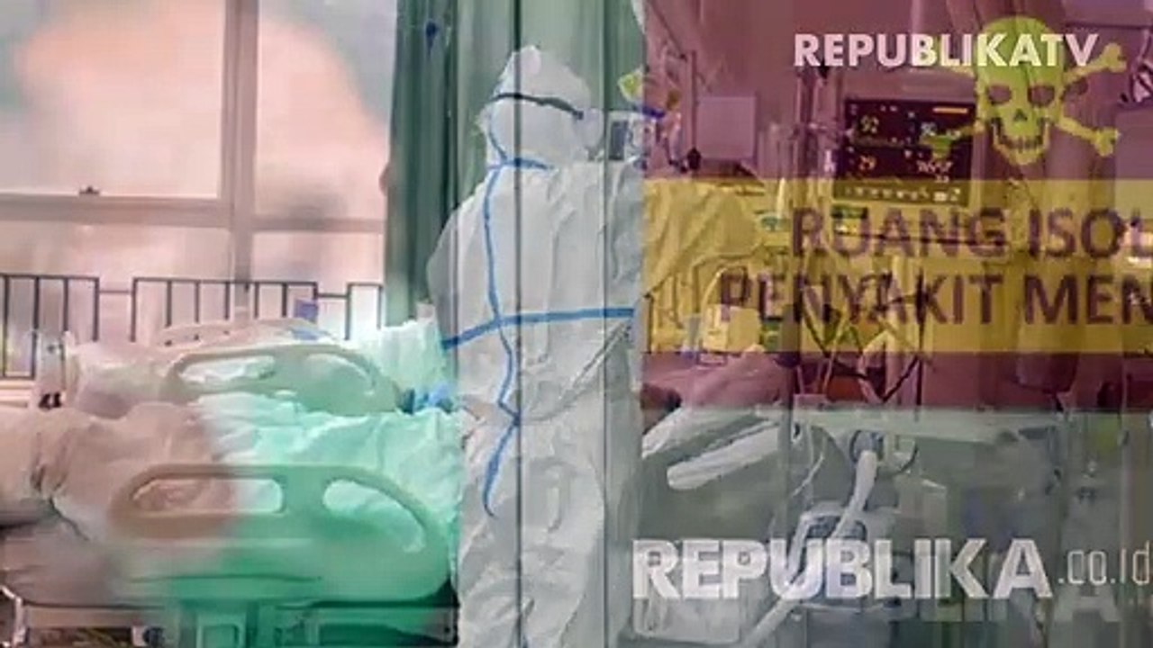 Petugas medis membawa pasien ke ruang isolasi saat simulasi penanganan pasien virus corona, ilustrasi.