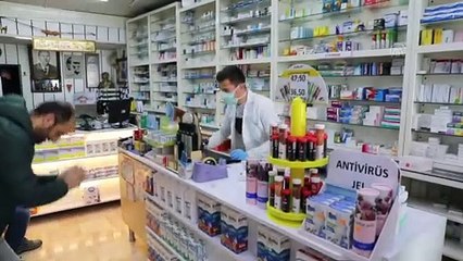 Eczacılar koronavirüs nedeniyle vatandaşlara bir metre uzaktan hizmet veriyor - EDİRNE