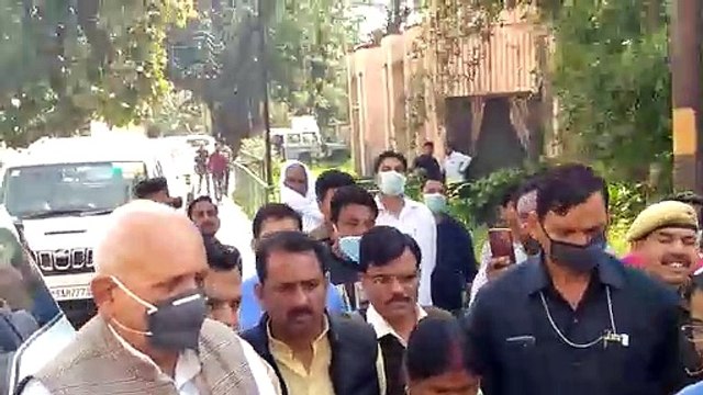 इटावा: कृषि मंत्री ने आइसोलेशन वार्ड पहुंचकर मास्क लगाने की दी सलाह