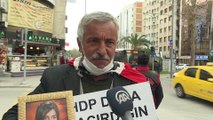 Kızı dağa kaçırılan baba, evlat nöbetini İzmir'de sürdürüyor