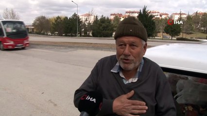 Karantina yurdundaki yakınlarıyla camlardan görüşüyorlar