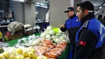 Semt pazarında gıdalar korona virüse karşı poşetlenerek satılıyor