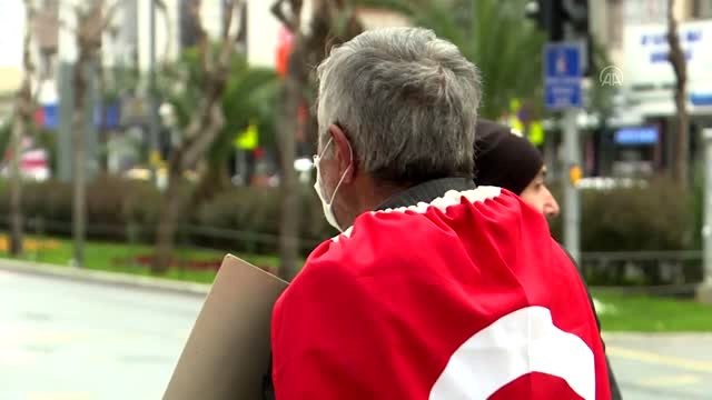 Kızı dağa kaçırılan baba, evlat nöbetini İzmir'de sürdürüyor