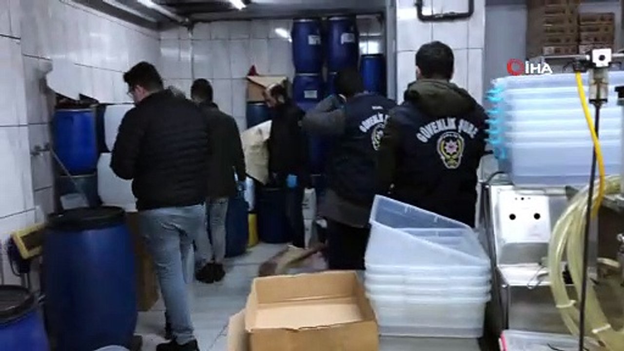Esenyurt'ta bir depoyu basan polis ekipleri, piyasaya sürülmek üzere hazırlanmış yaklaşık 15 bin şişe sahte dezenfektan ve yüklü miktarda etil alkol ele geçirdi