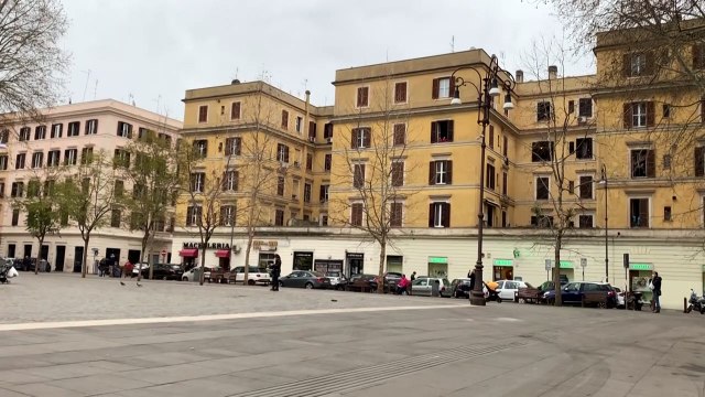 الأوروبيون يعبرون عن تضامنهم مع الفرق الطبية التي تكافح تفشي فيروس كورونا المستجد