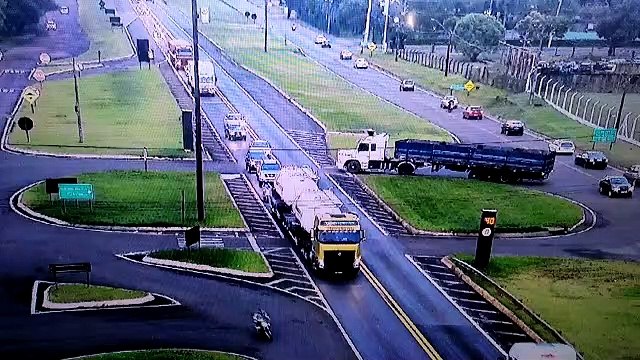 Câmera mostra colisão entre carretas no Trevo da Portal, na BR-277