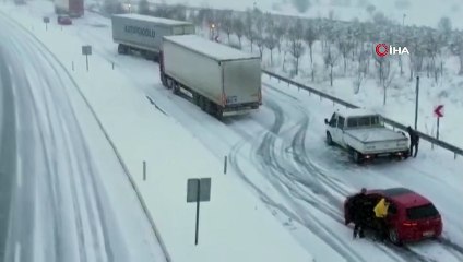Kar yağışı tırları yolda bıraktı