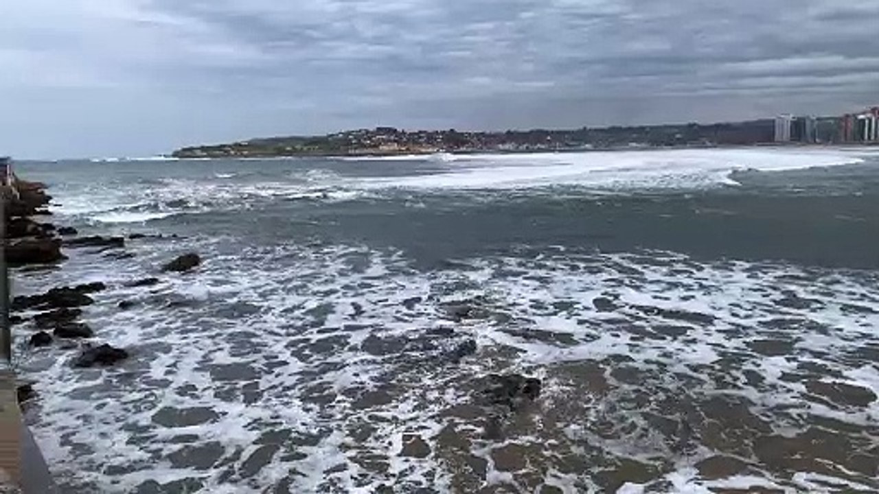 Mar de la playa de Gijón
