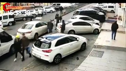 Yan bakma kavgası kamerada: Yediği kafa darbesiyle yolun karşısına geçti