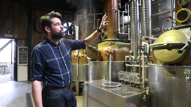 Coronavirus: la distillerie Ground Control Gin a décidé de passer de la production du gin à l'alcool désinfectan
