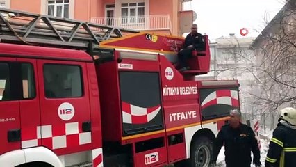 Yangında mahsur kalan 7 kişiyi itfaiye ekipleri kurtardı