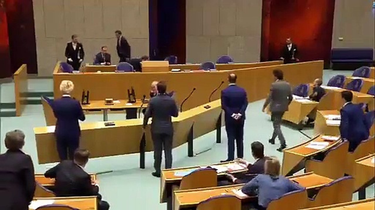 Hollanda Sağlık Bakanı Koronavirüs toplantısında bayıldı