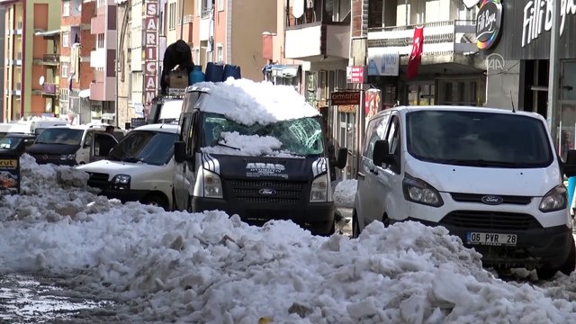 Çatıdan düşen kar kütlesi iki aracı kullanılamaz hale getirdi - KARS