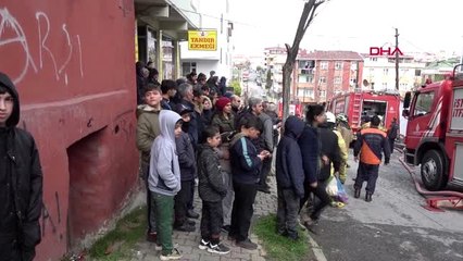 SULTANGAZİ'DE YANGINDA ENGELLİ ANNE VE KIZINI KOMŞULARI KURTARDI