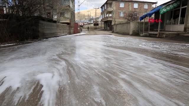 Van'da cadde ve kaldırımlar sabunlu suyla dezenfekte edildi