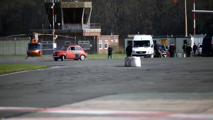 Tom Cruise grabado haciendo trompos con un Fíat durante un rodaje