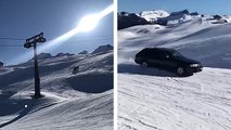 Il roule sur les pistes de ski en voiture