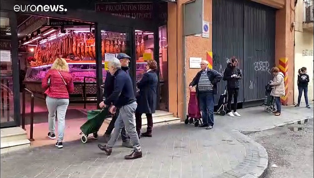 À Madrid, le confinement pousse des bénévoles à aider les personnes isolées