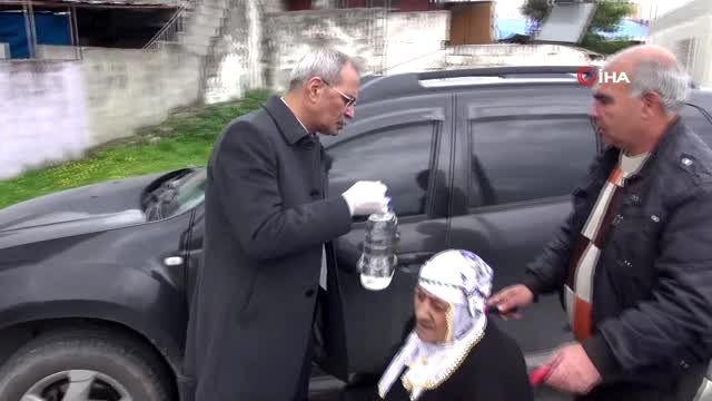 Tarsus Belediyesi dezenfektan üretip halka ücretsiz dağıtıyor