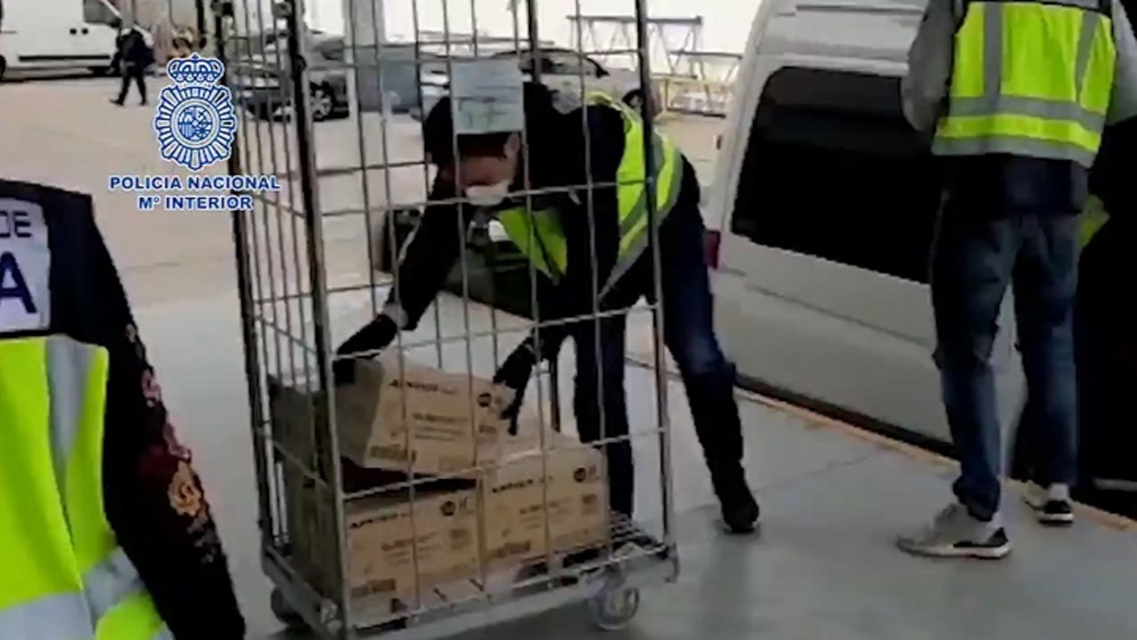 Policía interviene en Madrid 19.600 mascarillas, 498.000 guantes de nitrilo