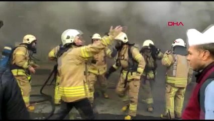 BAYRAMPAŞA'DA İŞ YERİ YANGINI 1 İTFAİYE ERİ YARALANDI