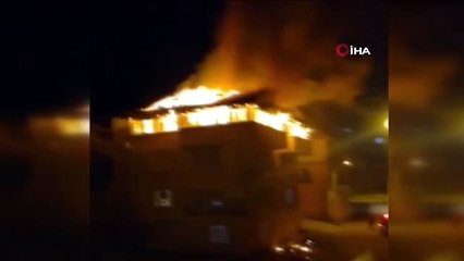 Antalya'da üç katlı evin çatısı alev alev böyle yandı