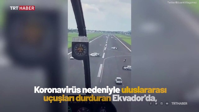 Ekvador'da uçakları engellemek için polis arabaları piste park edildi