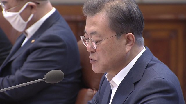 문 대통령 코로나19로 수입·일자리 잃은 사람 지원 필요 / YTN