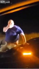 Il est debout sur sa voiture roulant sur l'autoroute !