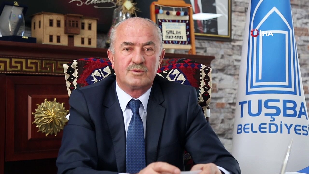 Tuşba Belediyesi ekipleri yolları sabunlu suyla dezenfekte ediyor