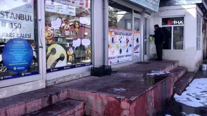 Mahalle muhtarı ev ve iş yerlerini korona virüse karşı tek tek ilaçlıyor