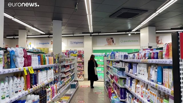 Jóvenes voluntarios en Madrid asisten a los más afectados por la cuarentena del coronavirus