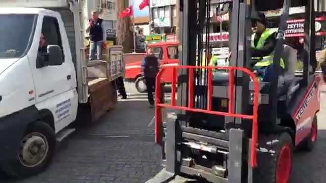 Edremit'te koronavirüs önlemleri kapsamında meydandaki banklar kaldırıldı