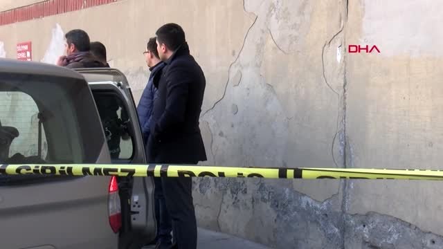 BAŞAKŞEHİR'DE POLİSTEN KAÇAN ŞÜPHELİLERİN ATEŞ AÇMASIYLA 1 KİŞİ YARALANDI