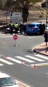 La policía les pide que no vayan juntos en el coche y ellos se niegan
