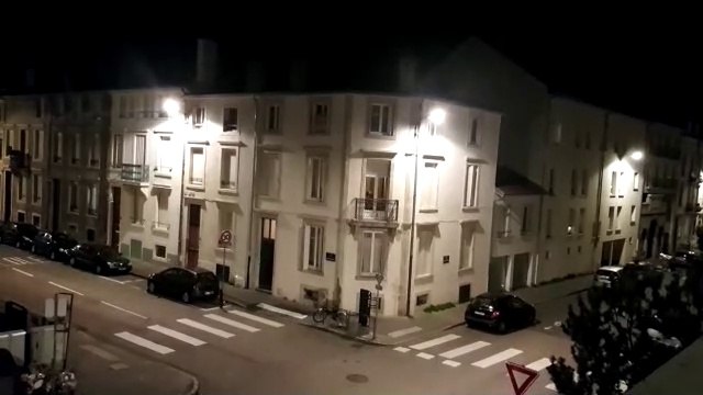 Des habitants de Nancy soutiennent les personnels soignants en applaudissant depuis leur balcon