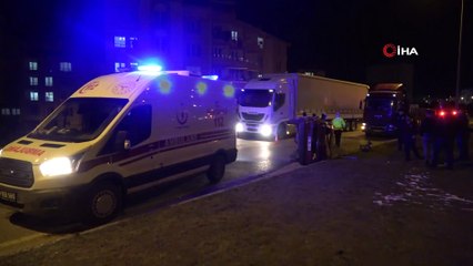 Tır ile otomobil çarpıştı: 2'si çocuk 5 yaralı