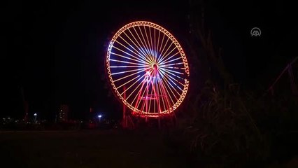 90 metre yüksekliğindeki dönme dolaptaki ışıklandırmayla koronavirüs uyarısı