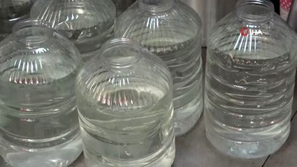 Muhtar mahallesini dezenfekte ediyor