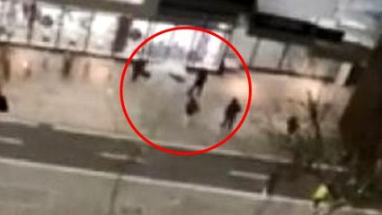 Londra'da bir grup genç, süpermarketin camlarını kırıp yağmaladı