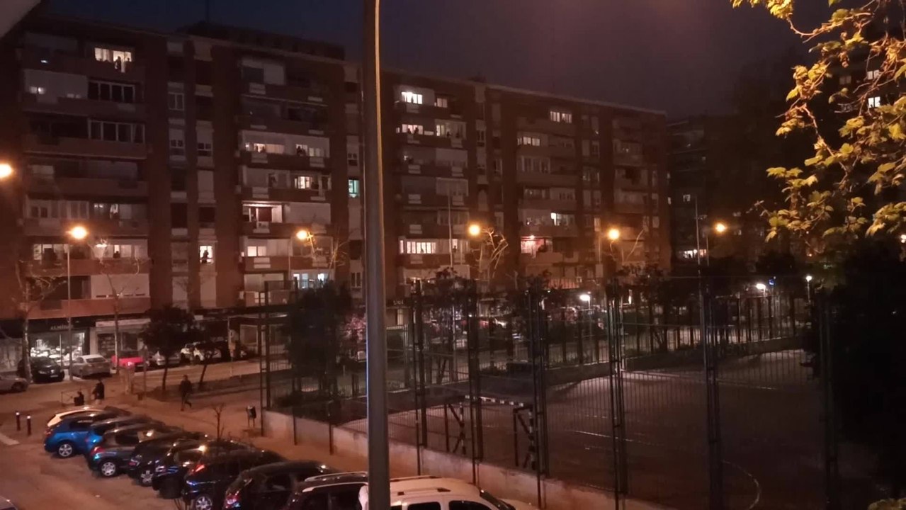 Nueva jornada de aplausos en homenaje a los sanitarios