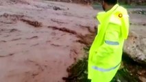 Siirt'te aşırı yağışlar heyelana neden oldu, işçiler ve sürücüler yolda mahsur kaldı