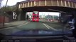 Ce chauffeur d'un bus londonien coupe la route à un autre bus
